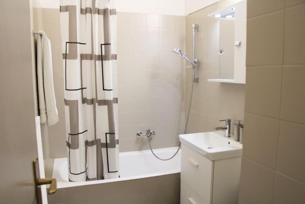 Lovely With Free Parking! Apartamento